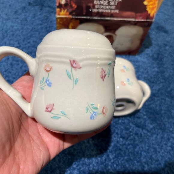 wildflower salt and pepper set - Picture 8 of 8